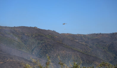 İzmir Ödemiş’te 3 gündür devam eden yangın sonrası dağlar siyaha büründü