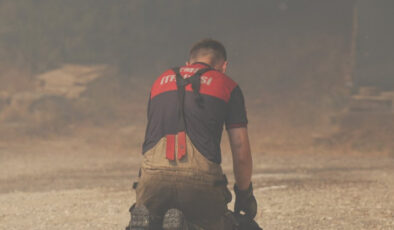 İzmir’de kahramanlar alevleri söndürmeye çalışıyor