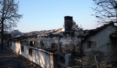 İzmir’deki orman yangınında meskenler ziyan gördü