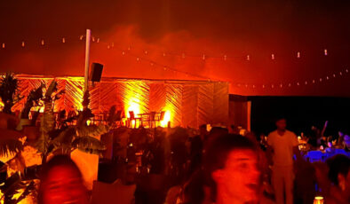 İzmir’deki yangın Çeşme’de cümbüşe mani olmadı