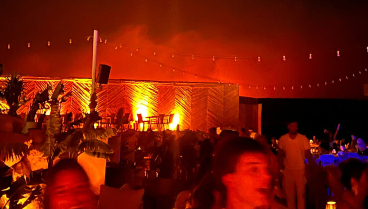 İzmir’deki yangın Çeşme’de cümbüşe mani olmadı