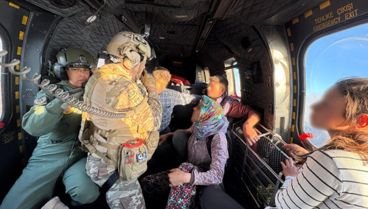 İzmir’deki yangında mahsur kalan köylülerin imdadına Mehmetçik yetişti