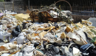 İzmir’in merkezindeki çöp dağları yangına davetiye çıkartıyor