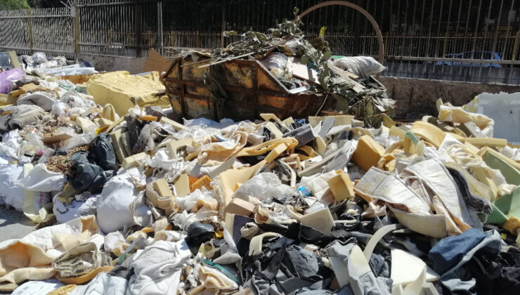 İzmir’in merkezindeki çöp dağları yangına davetiye çıkartıyor