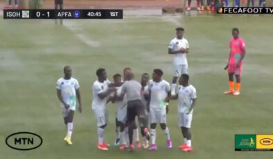 Kamerun’da hakem, itiraz eden oyuncuya baş attı