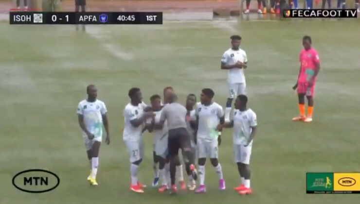 Kamerun’da hakem, itiraz eden oyuncuya baş attı