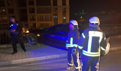 Karaman’da denetim çıkan araba bariyere saplandı