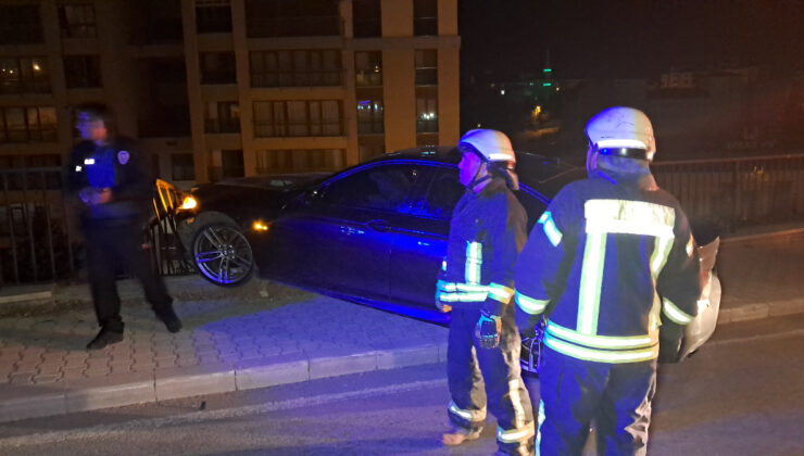 Karaman’da denetim çıkan araba bariyere saplandı