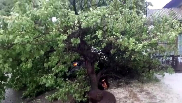 Kars’ta dolu ve sağanak nedeniyle caddeler göle döndü
