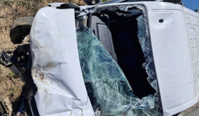 Kastamonu’da denetimden çıkan minibüs su kanalına devrildi