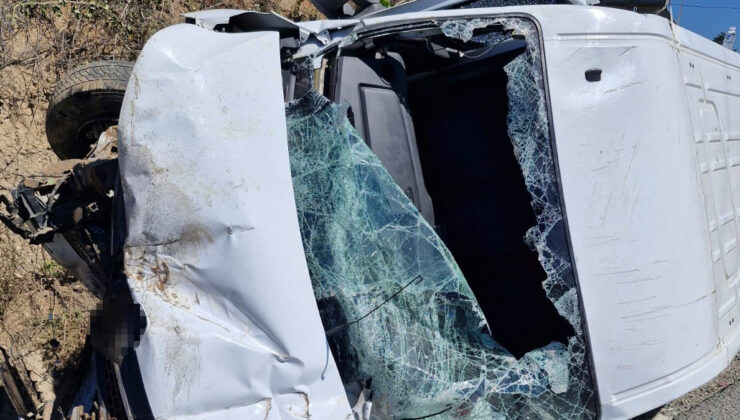 Kastamonu’da denetimden çıkan minibüs su kanalına devrildi