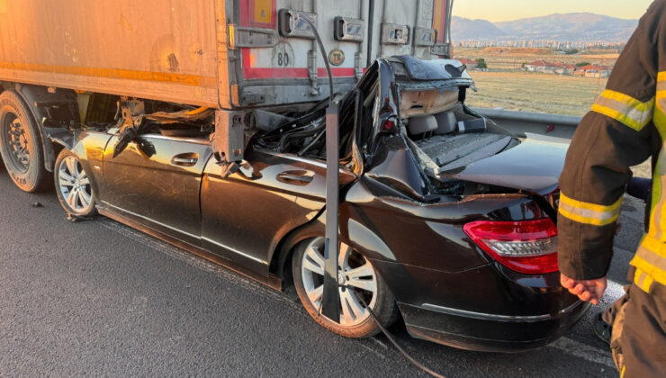 Kayseri’de araba tıra çarptı: 1 meyyit