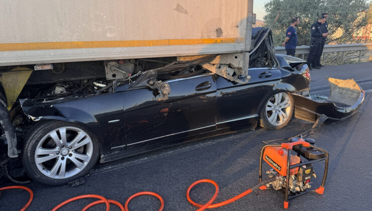 Kayseri’de tıra çarpan arabanın şoförü can verdi