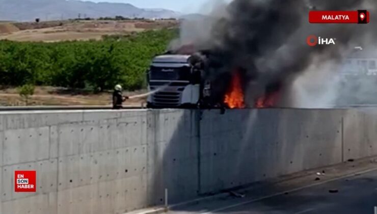 Malatya’da bariyerlere çarpan tır alev aldı