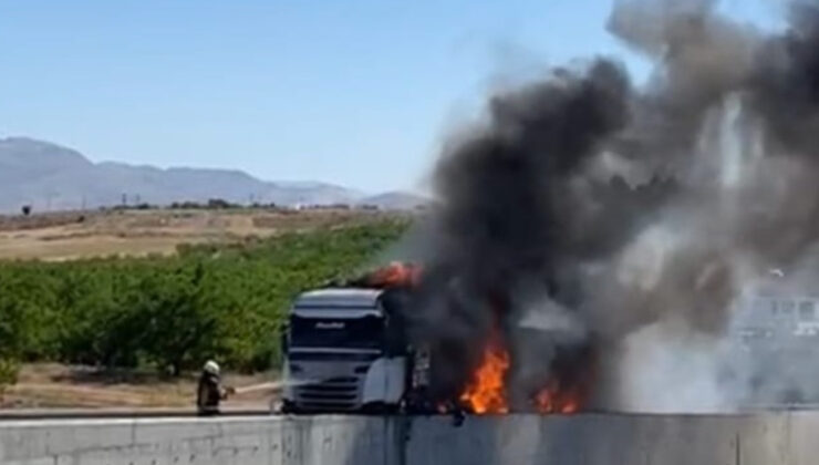 Malatya’da lastiği patlayan tır bariyerlere çarpıp alev aldı