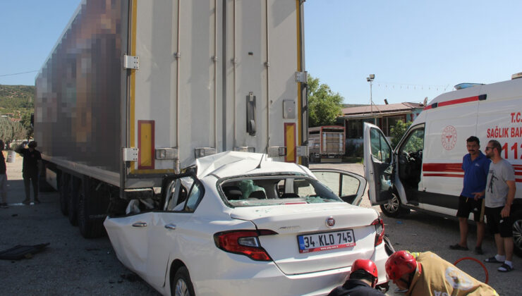 Manisa’da araba tıra çarptı: Baba ve 3 çocuğu can verdi