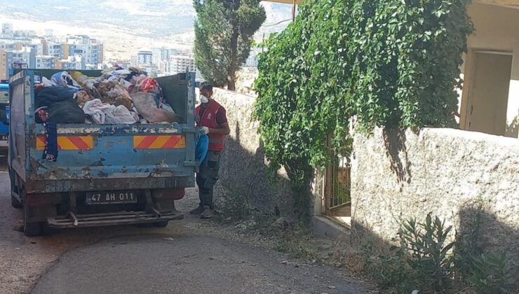 Mardin’de koku yayılan konuttan 2 kamyon çöp çıkarıldı