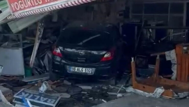 Mersin’de araba lokantaya girdi: 5 kişi hastanelik oldu