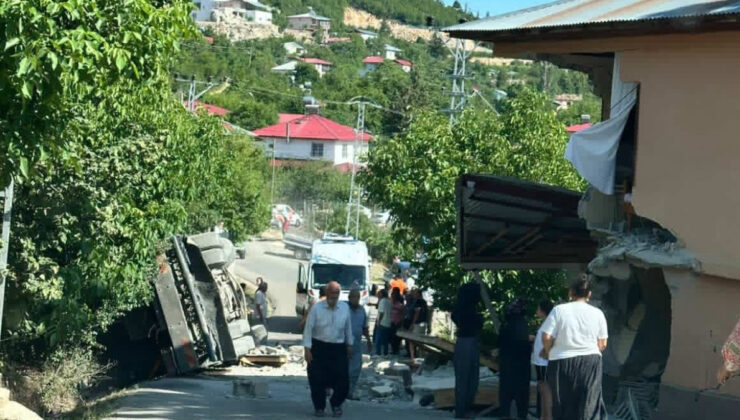 Mersin’de meskene çarpıp devrilen kamyonun şoförü hayatını kaybetti