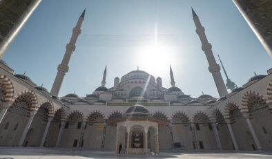 Mescitlerdeki erkek ve bayan kısımlarını karşılaştırdı: Diyanet’e davet yaptı