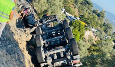 Muğla’da tırın şarampole devrildiği kazada 1 yaralı