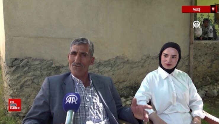 Muş’ta imtihan çıkışında kızını çiçekle karşıladı, yılın babası ilan edildi