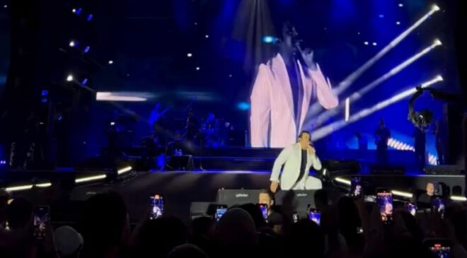 Müzikçi Bayhan, Bursa’da müzik söylerken yere düştü