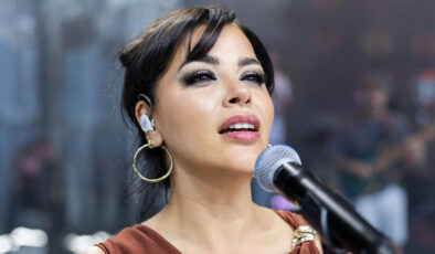 Müzikçi Zara, sahnede Volkan Konak’ı andı! Gözyaşlarına pürüz olamadı