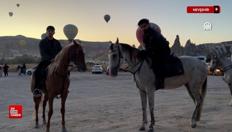 Nevşehir’de Kapadokya’da şenlikte atlar yeri, balonlar göğü süsledi
