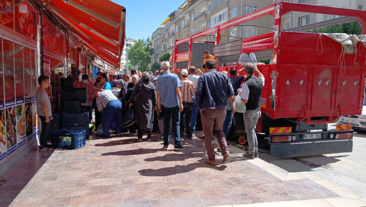 Niğde’de hayırsever esnaf 19 ton karpuzu vatandaşlara fiyatsız dağıttı