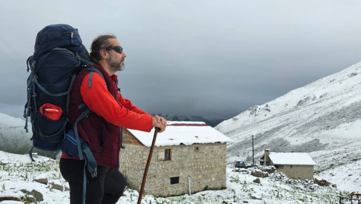 Rize’de Kaçkar Dağları’na gelen turistler karla karşılaştı