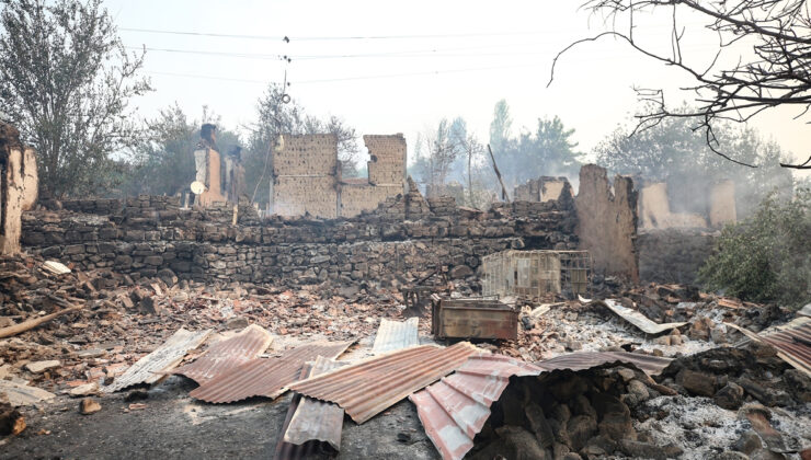 Sakarya’da başlayıp Bilecik’e sıçrayan yangında çok sayıda mesken hasar gördü
