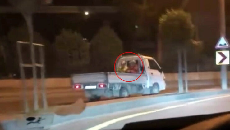 Sakarya’da bir kamyon şoförü kasasında yolcu taşıyarak aykırı şeritten ilerledi