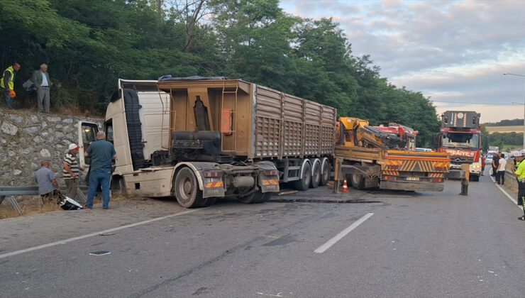 Samsun’da yola düşen tomruklar kazaya neden oldu: Traktör şoförü ağır yaralandı