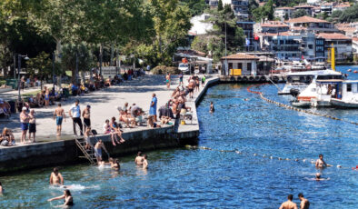Sıcaktan bunalan İstanbullular kendini boğazın serin sularına attı