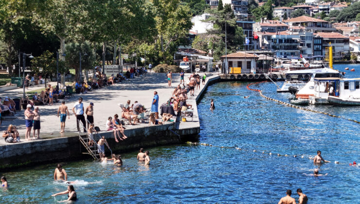 Sıcaktan bunalan İstanbullular kendini boğazın serin sularına attı