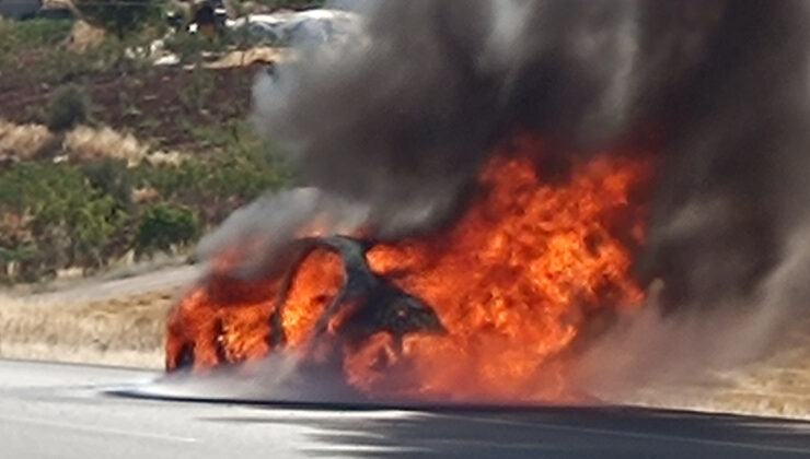 Siirt’te seyir halindeki araç alev aldı