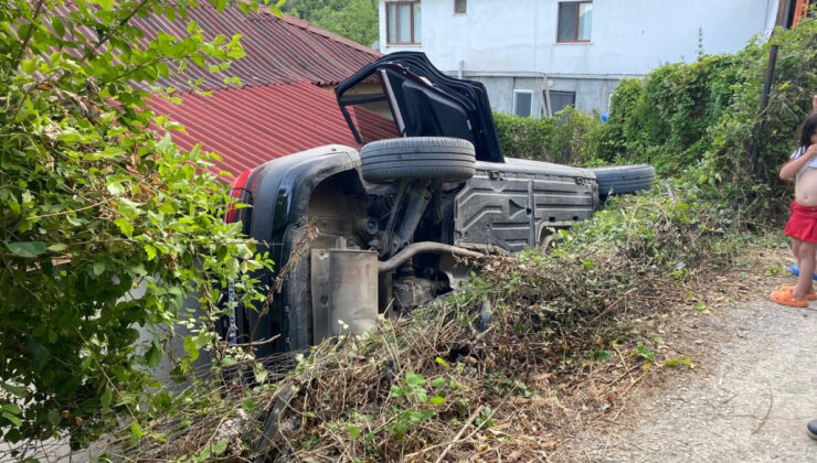 Sinop’ta el freni çekilmeyen araba meskenin boşluğuna düştü
