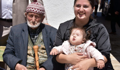 Sivas’ta 100 yaşını torunuyla kutladı