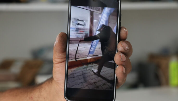 Sivas’ta şaşkın bakışlar ortasında korkusuzca 1,5 metrelik yılanı yakaladı