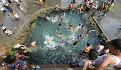Termometrelerin 42 dereceyi gösterdiği Diyarbakır’da çocukların havuz keyfi