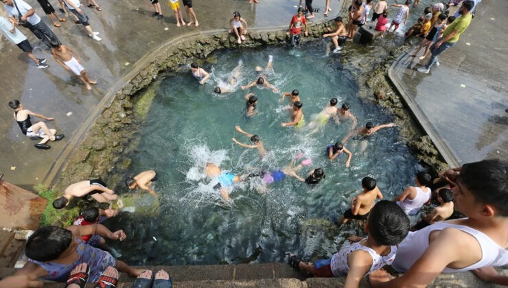 Termometrelerin 42 dereceyi gösterdiği Diyarbakır’da çocukların havuz keyfi