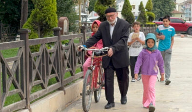 Tokat’ta torunlarını her gün bisikletle Kur’an kursuna götürüyor