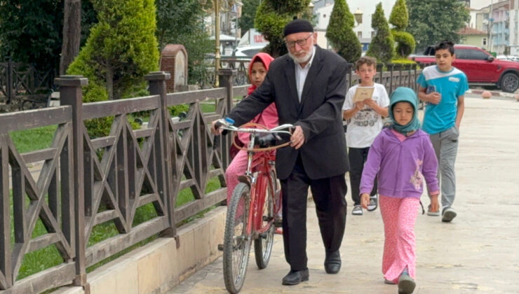 Tokat’ta torunlarını her gün bisikletle Kur’an kursuna götürüyor