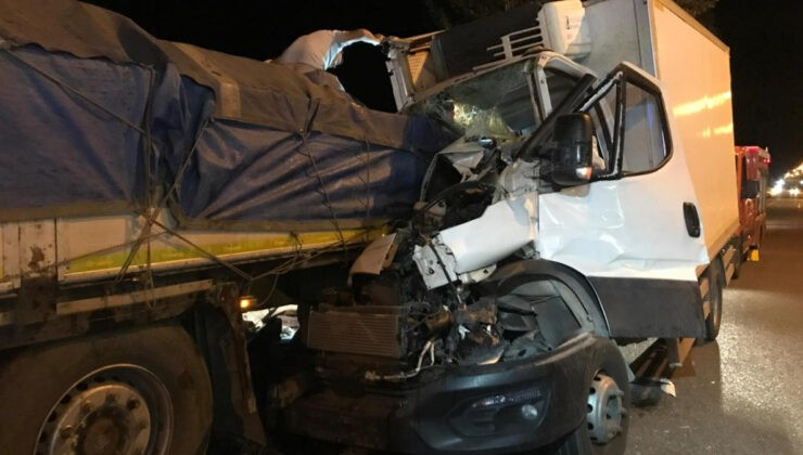 Uşak’ta kamyonet park halindeki tıra çarptı: 1 meyyit