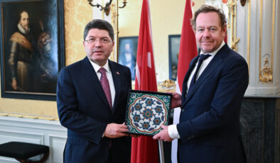 Yılmaz Tunç, yıllar evvel yurtdışına çalınan tarihi çiniyi teslim aldı