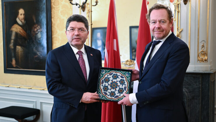 Yılmaz Tunç, yıllar evvel yurtdışına çalınan tarihi çiniyi teslim aldı