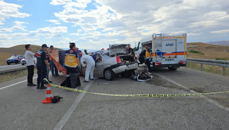 Yozgat’ta kamyonla araba çarpıştı: 3 meyyit