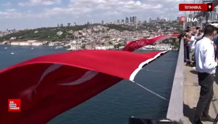 15 Temmuz Şehitler Köprüsü’ne dev Türk bayrağı asıldı