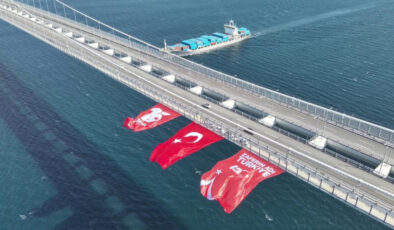 1915 Çanakkale Köprüsüne Türk bayrağı asıldı